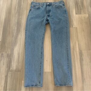 Classic Levi’s 501 Button fly Med wash straight leg jeans. EUC 33x32